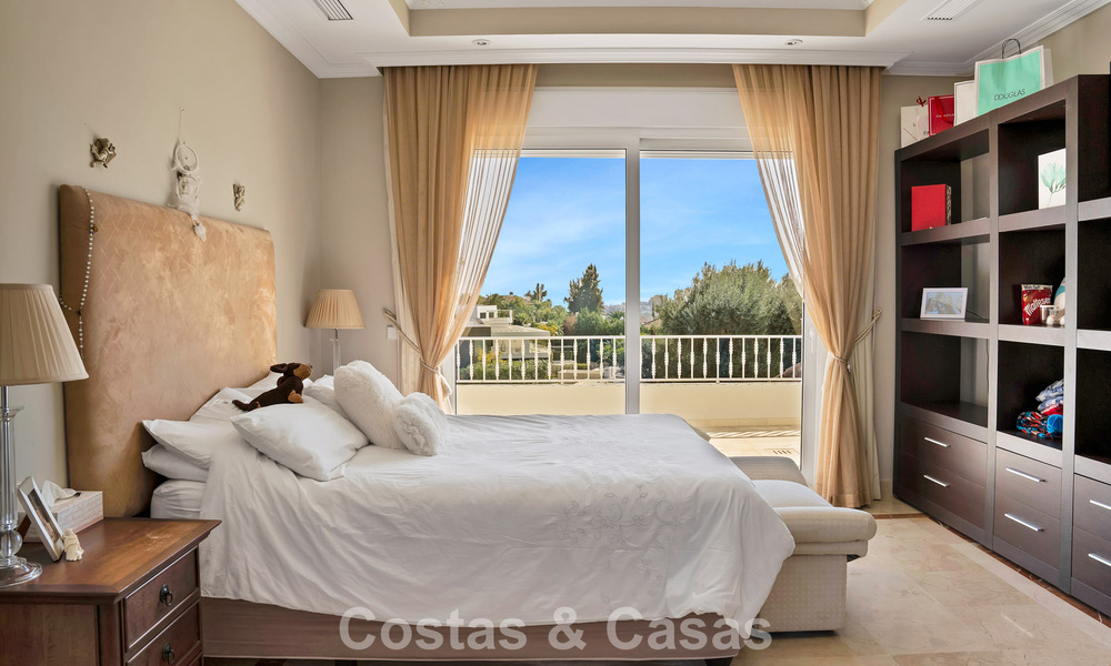Statige luxe mansion in Andalusische stijl met zeezicht in de golfvallei van Nueva Andalucia, Marbella 779197