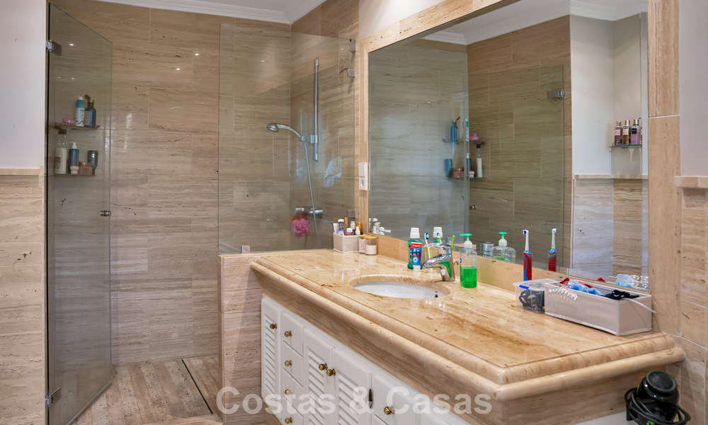 Statige luxe mansion in Andalusische stijl met zeezicht in de golfvallei van Nueva Andalucia, Marbella 779198