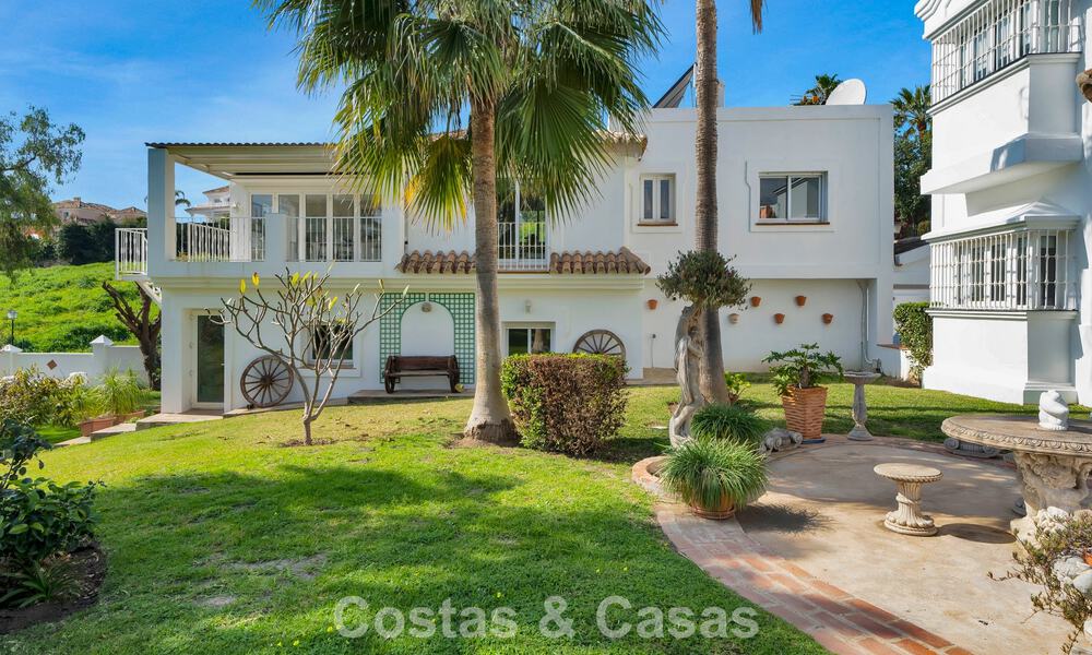 Statige luxe mansion in Andalusische stijl met zeezicht in de golfvallei van Nueva Andalucia, Marbella 779203