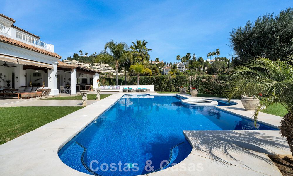 Statige luxe mansion in Andalusische stijl met zeezicht in de golfvallei van Nueva Andalucia, Marbella 779204