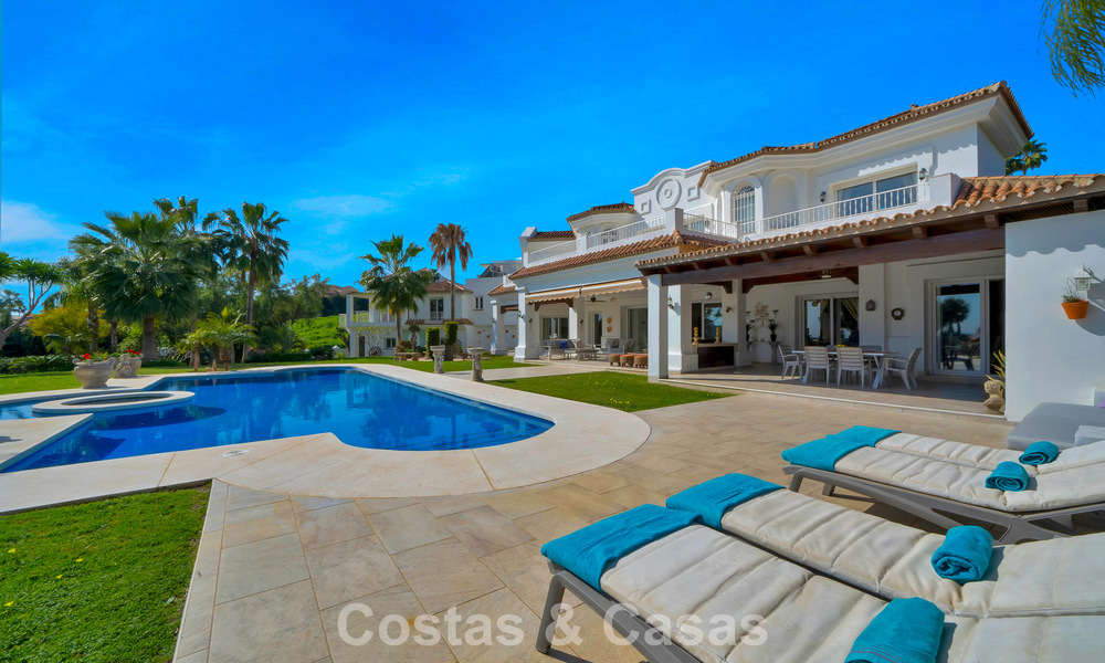 Statige luxe mansion in Andalusische stijl met zeezicht in de golfvallei van Nueva Andalucia, Marbella 779206