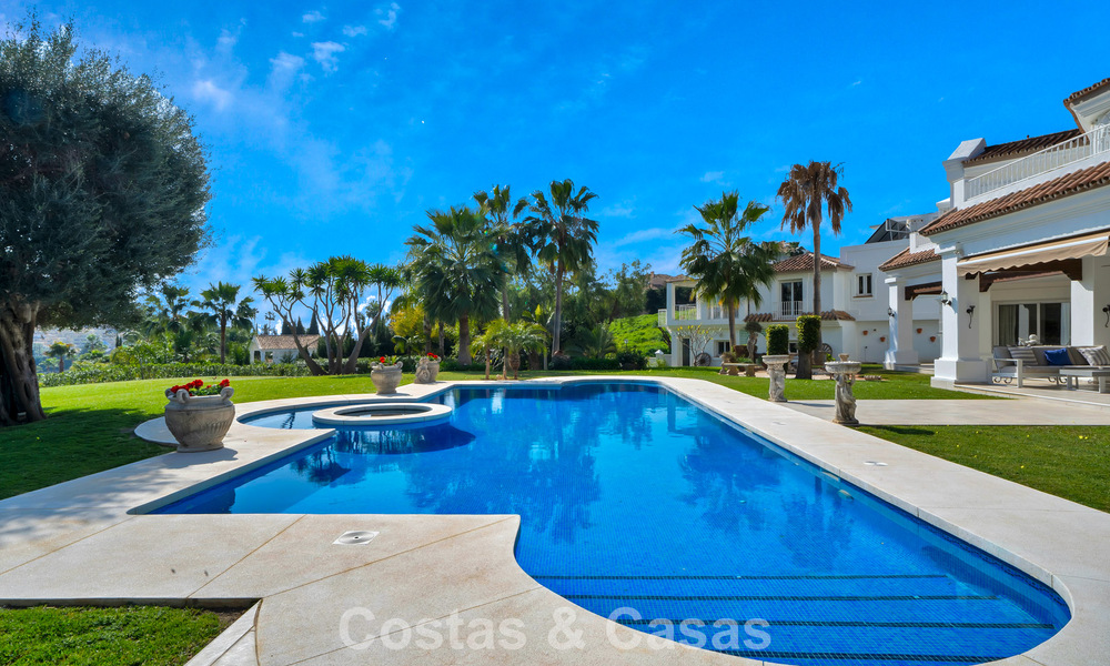 Statige luxe mansion in Andalusische stijl met zeezicht in de golfvallei van Nueva Andalucia, Marbella 779207