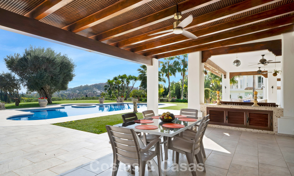 Statige luxe mansion in Andalusische stijl met zeezicht in de golfvallei van Nueva Andalucia, Marbella 779210