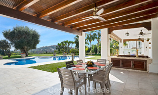 Statige luxe mansion in Andalusische stijl met zeezicht in de golfvallei van Nueva Andalucia, Marbella 779210 