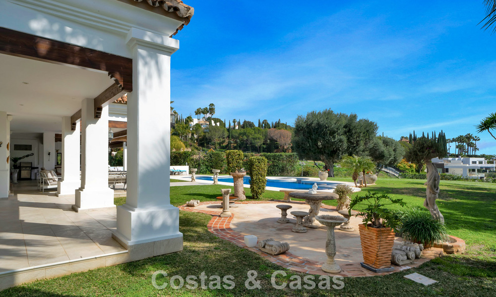 Statige luxe mansion in Andalusische stijl met zeezicht in de golfvallei van Nueva Andalucia, Marbella 779214