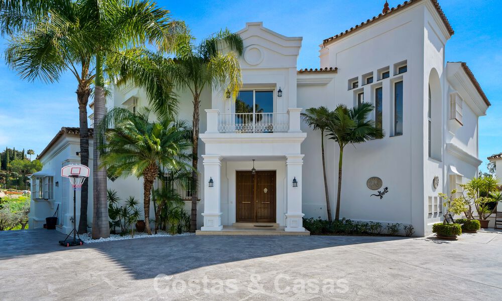 Statige luxe mansion in Andalusische stijl met zeezicht in de golfvallei van Nueva Andalucia, Marbella 779216