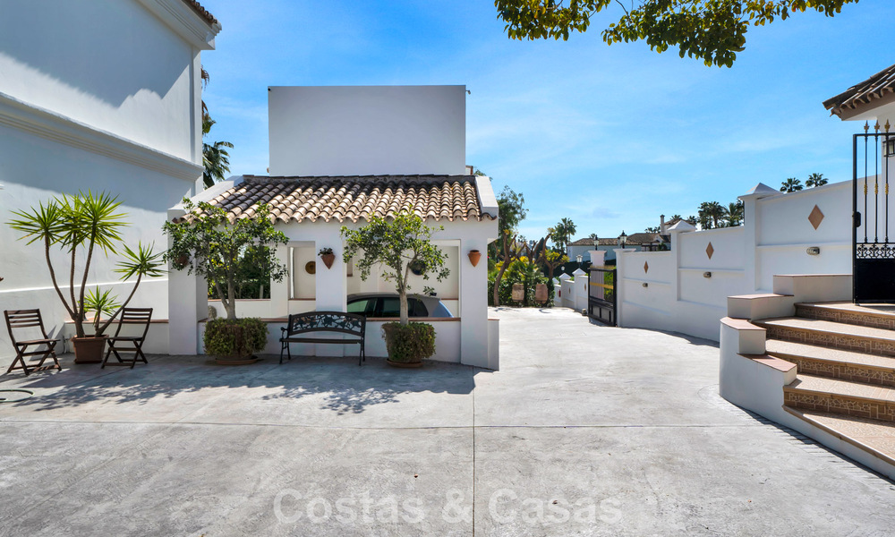 Statige luxe mansion in Andalusische stijl met zeezicht in de golfvallei van Nueva Andalucia, Marbella 779217