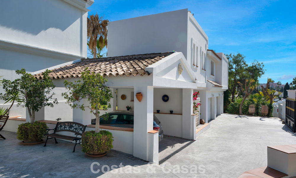 Statige luxe mansion in Andalusische stijl met zeezicht in de golfvallei van Nueva Andalucia, Marbella 779218