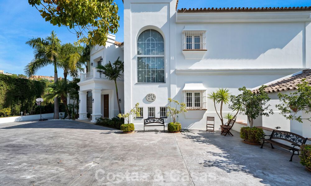 Statige luxe mansion in Andalusische stijl met zeezicht in de golfvallei van Nueva Andalucia, Marbella 779219