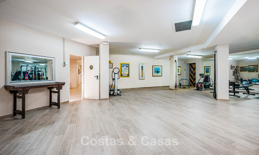 Statige luxe mansion in Andalusische stijl met zeezicht in de golfvallei van Nueva Andalucia, Marbella 779220