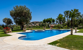 Statige luxe mansion in Andalusische stijl met zeezicht in de golfvallei van Nueva Andalucia, Marbella 779224 