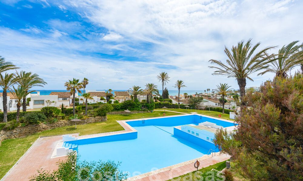 Mediterrane villa te koop met eigentijds interieur en frontaal zeezicht in een gated strandurbanisatie van Estepona 55783