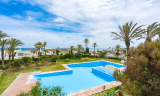 Mediterrane villa te koop met eigentijds interieur en frontaal zeezicht in een gated strandurbanisatie van Estepona 55783 
