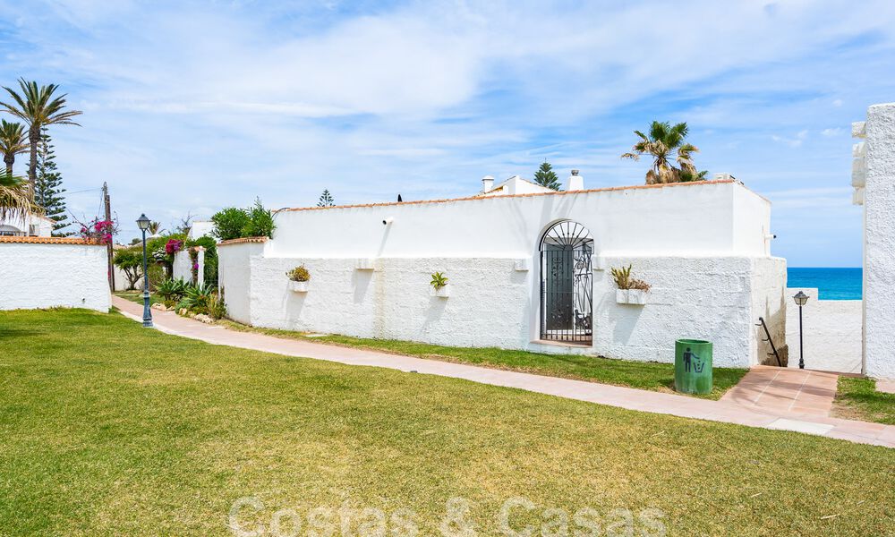 Mediterrane villa te koop met eigentijds interieur en frontaal zeezicht in een gated strandurbanisatie van Estepona 55784