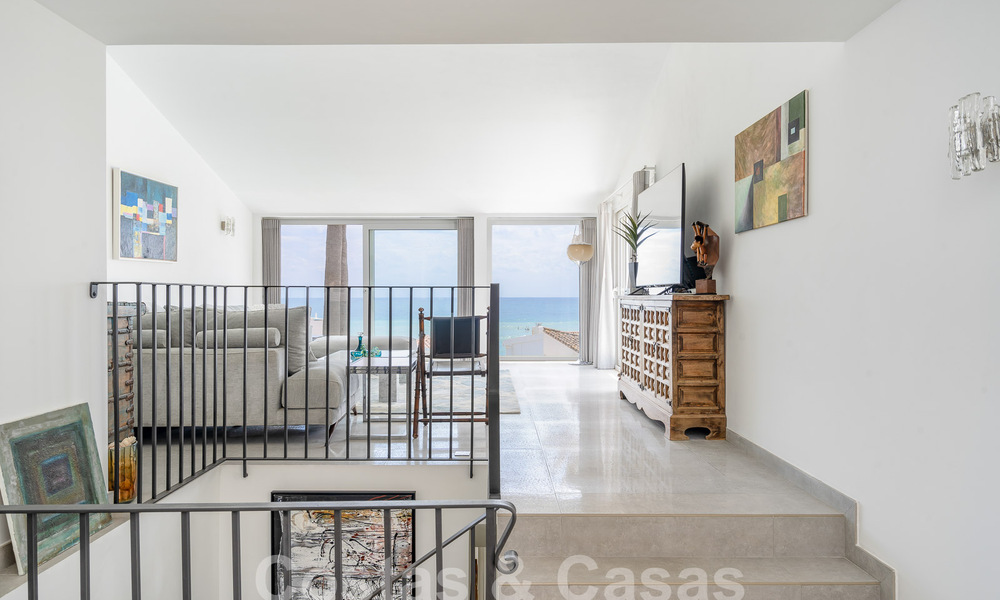 Mediterrane villa te koop met eigentijds interieur en frontaal zeezicht in een gated strandurbanisatie van Estepona 55788