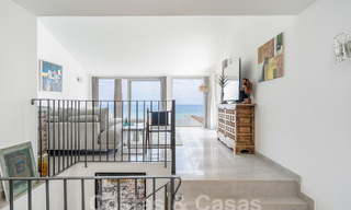 Mediterrane villa te koop met eigentijds interieur en frontaal zeezicht in een gated strandurbanisatie van Estepona 55788 