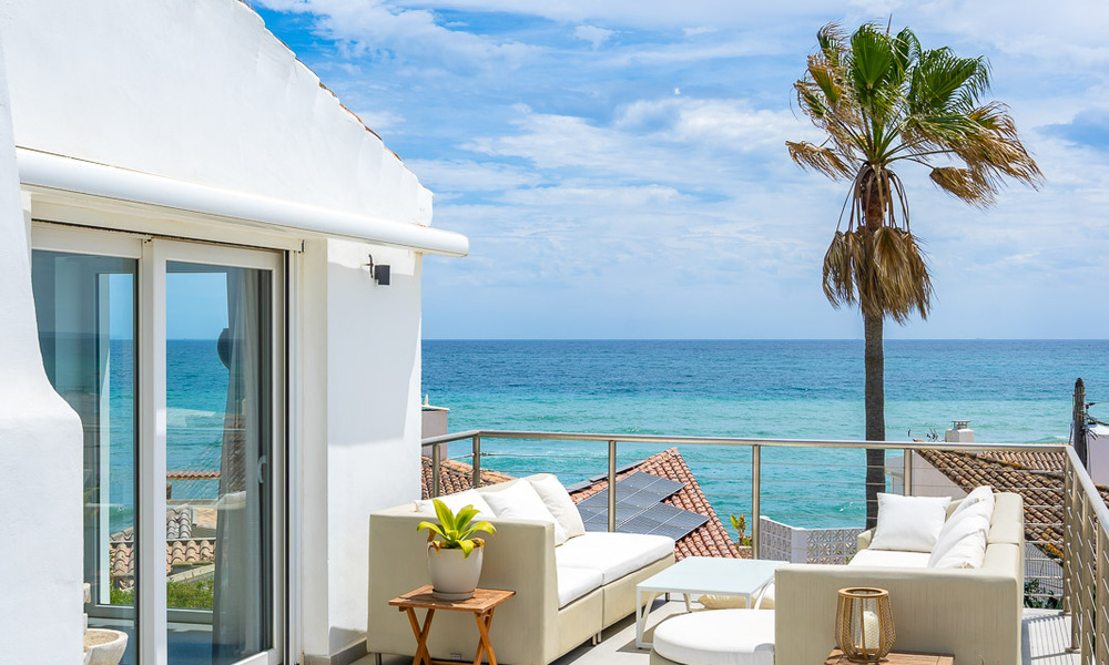 Mediterrane villa te koop met eigentijds interieur en frontaal zeezicht in een gated strandurbanisatie van Estepona 55789