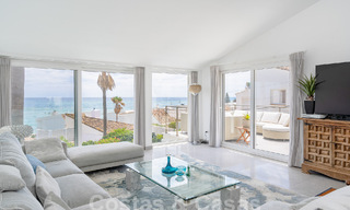 Mediterrane villa te koop met eigentijds interieur en frontaal zeezicht in een gated strandurbanisatie van Estepona 55793 