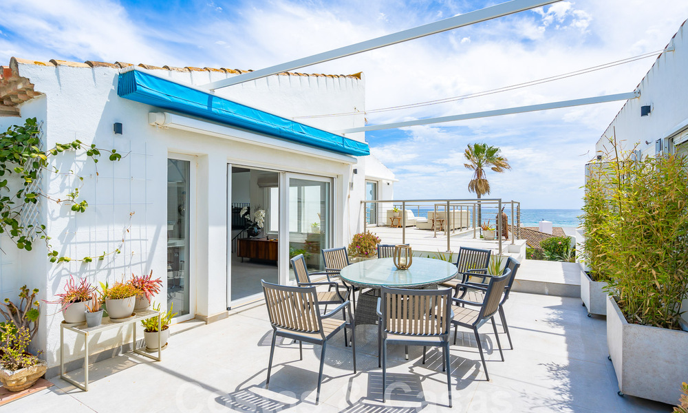 Mediterrane villa te koop met eigentijds interieur en frontaal zeezicht in een gated strandurbanisatie van Estepona 55794