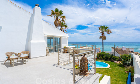 Mediterrane villa te koop met eigentijds interieur en frontaal zeezicht in een gated strandurbanisatie van Estepona 55795
