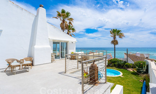 Mediterrane villa te koop met eigentijds interieur en frontaal zeezicht in een gated strandurbanisatie van Estepona 55795 