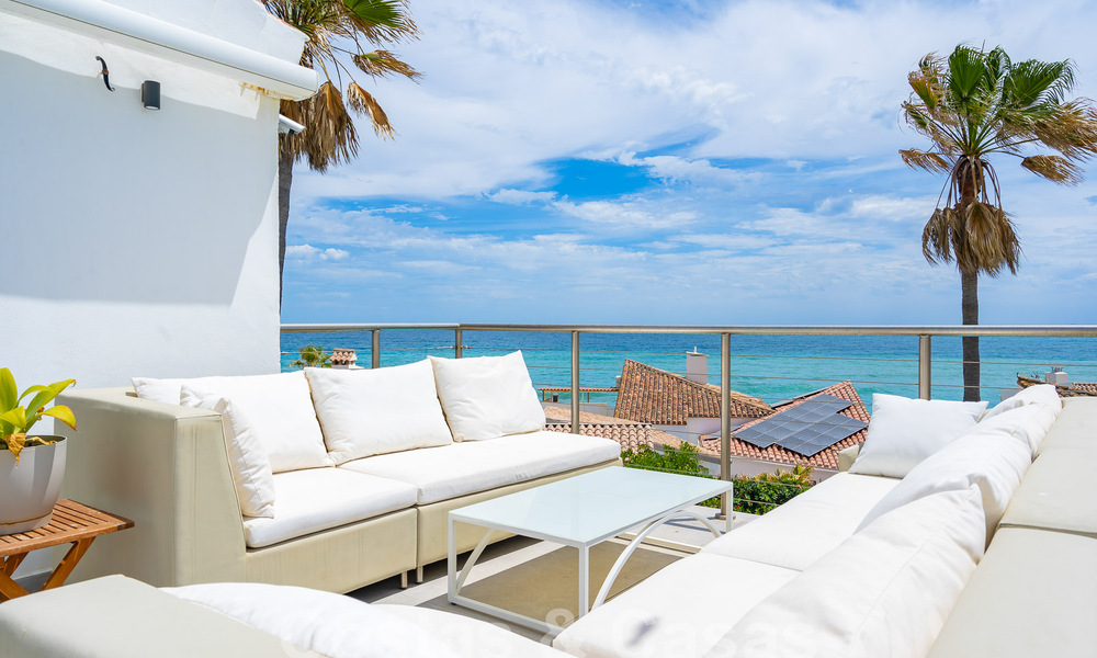 Mediterrane villa te koop met eigentijds interieur en frontaal zeezicht in een gated strandurbanisatie van Estepona 55797