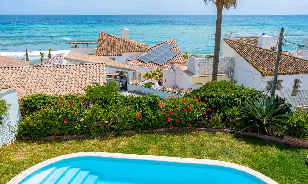 Mediterrane villa te koop met eigentijds interieur en frontaal zeezicht in een gated strandurbanisatie van Estepona 55798
