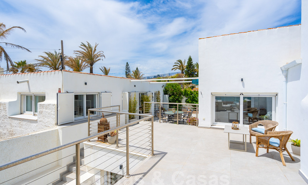 Mediterrane villa te koop met eigentijds interieur en frontaal zeezicht in een gated strandurbanisatie van Estepona 55799