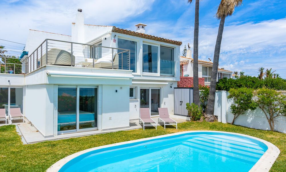 Mediterrane villa te koop met eigentijds interieur en frontaal zeezicht in een gated strandurbanisatie van Estepona 55802