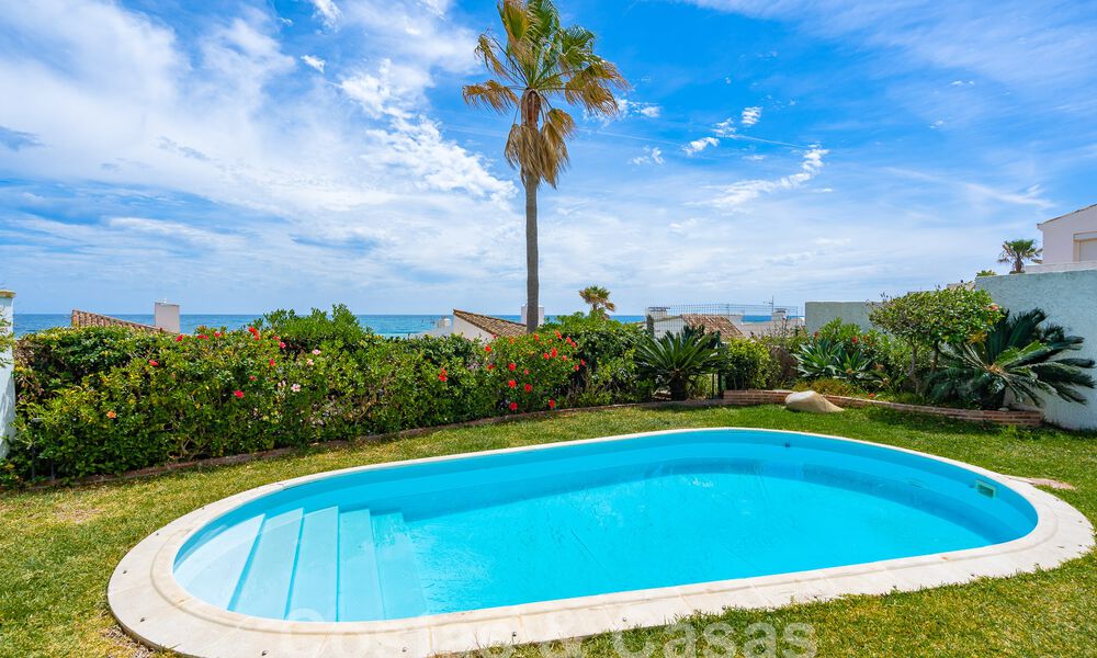 Mediterrane villa te koop met eigentijds interieur en frontaal zeezicht in een gated strandurbanisatie van Estepona 55803