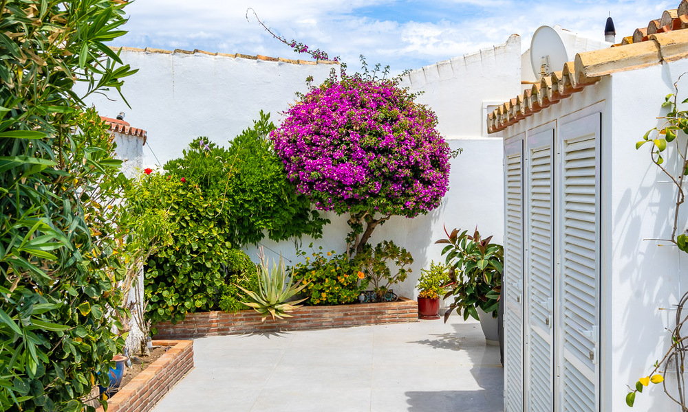 Mediterrane villa te koop met eigentijds interieur en frontaal zeezicht in een gated strandurbanisatie van Estepona 55804