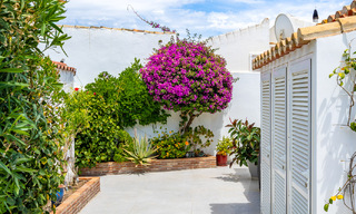 Mediterrane villa te koop met eigentijds interieur en frontaal zeezicht in een gated strandurbanisatie van Estepona 55804 