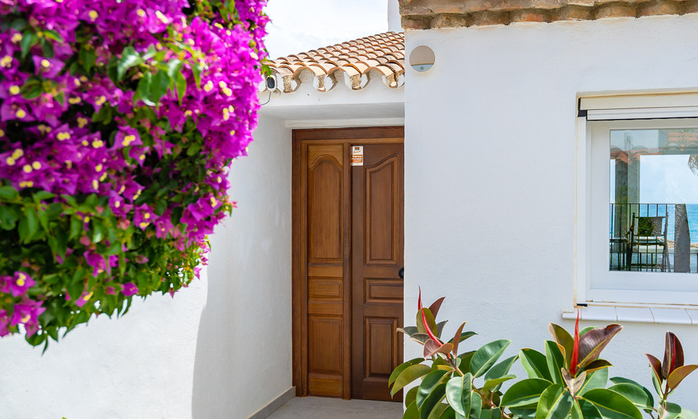 Mediterrane villa te koop met eigentijds interieur en frontaal zeezicht in een gated strandurbanisatie van Estepona 55805