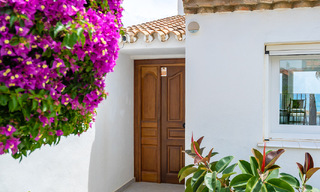 Mediterrane villa te koop met eigentijds interieur en frontaal zeezicht in een gated strandurbanisatie van Estepona 55805 