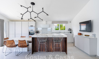 Mediterrane villa te koop met eigentijds interieur en frontaal zeezicht in een gated strandurbanisatie van Estepona 55806 