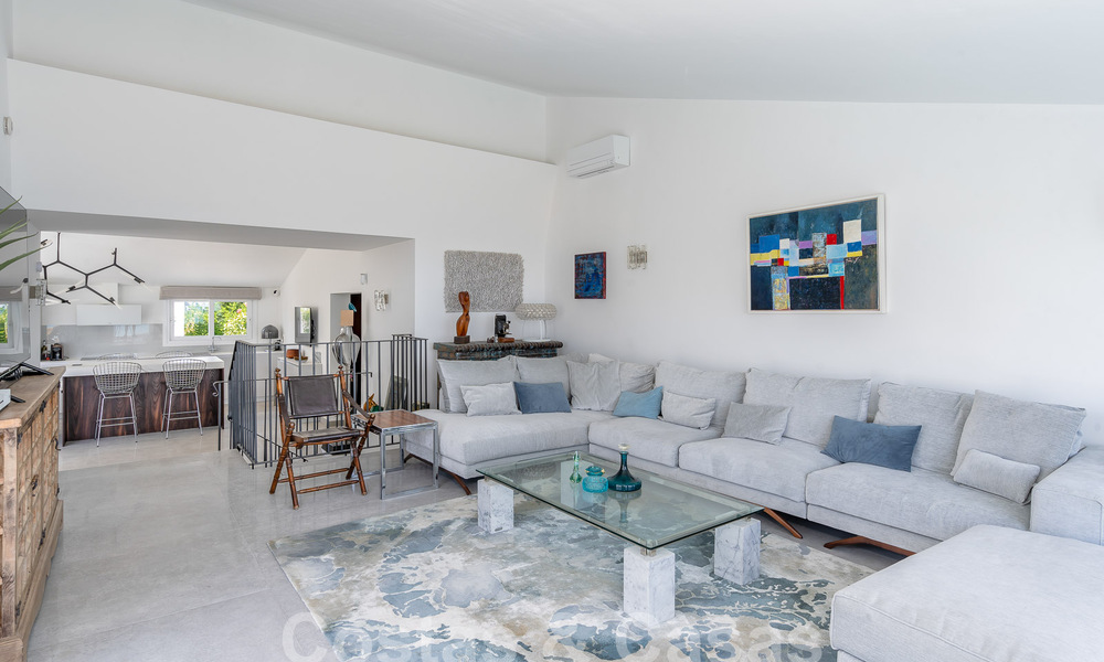 Mediterrane villa te koop met eigentijds interieur en frontaal zeezicht in een gated strandurbanisatie van Estepona 55809