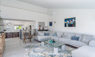 Mediterrane villa te koop met eigentijds interieur en frontaal zeezicht in een gated strandurbanisatie van Estepona 55809 