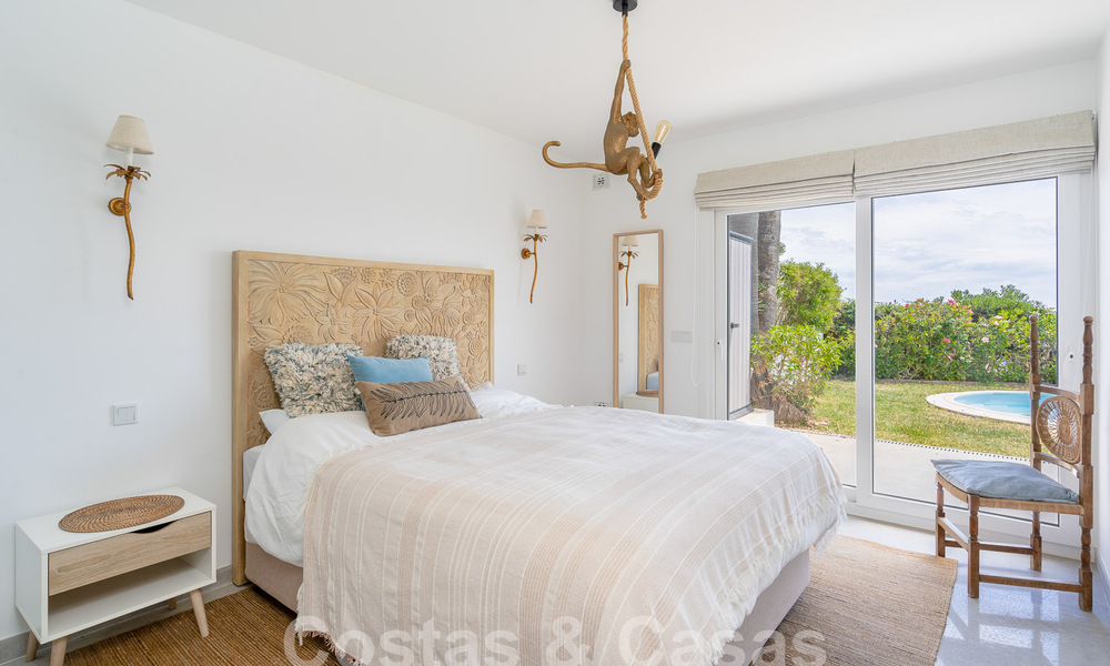 Mediterrane villa te koop met eigentijds interieur en frontaal zeezicht in een gated strandurbanisatie van Estepona 55810