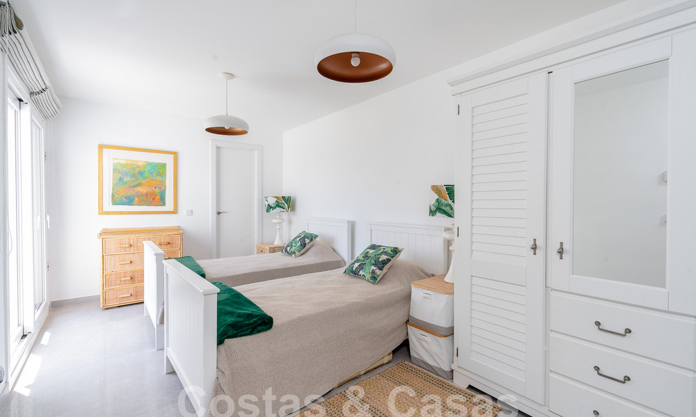 Mediterrane villa te koop met eigentijds interieur en frontaal zeezicht in een gated strandurbanisatie van Estepona 55812