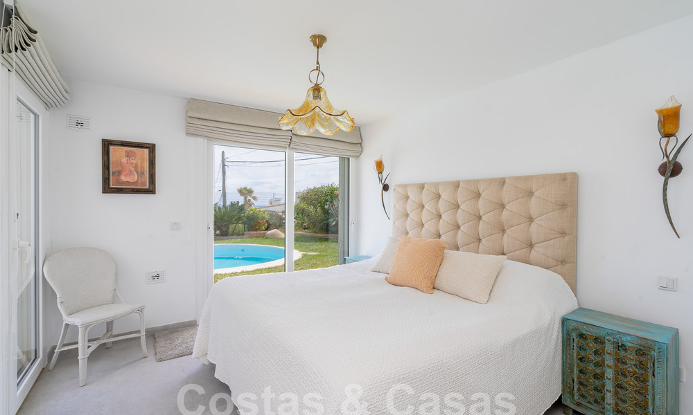 Mediterrane villa te koop met eigentijds interieur en frontaal zeezicht in een gated strandurbanisatie van Estepona 55815