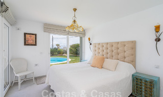 Mediterrane villa te koop met eigentijds interieur en frontaal zeezicht in een gated strandurbanisatie van Estepona 55815 