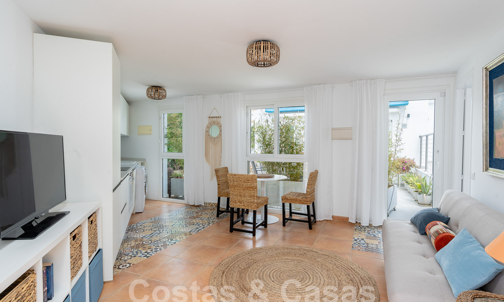 Mediterrane villa te koop met eigentijds interieur en frontaal zeezicht in een gated strandurbanisatie van Estepona 55816