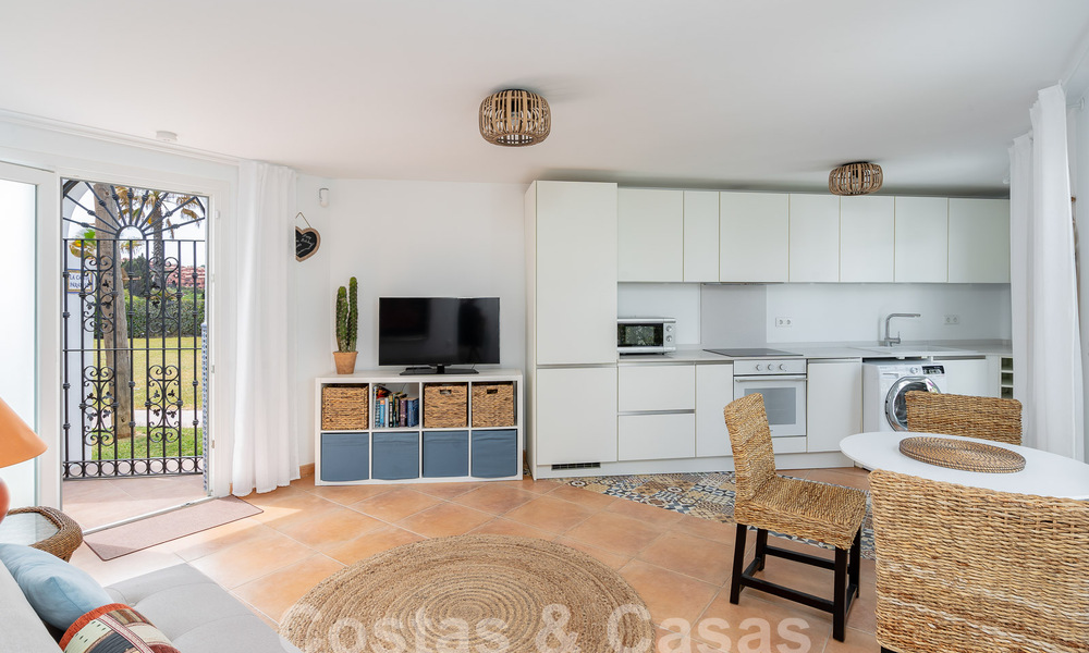 Mediterrane villa te koop met eigentijds interieur en frontaal zeezicht in een gated strandurbanisatie van Estepona 55817
