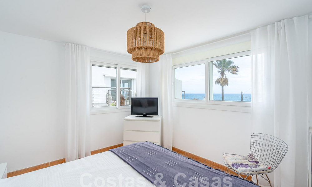 Mediterrane villa te koop met eigentijds interieur en frontaal zeezicht in een gated strandurbanisatie van Estepona 55819
