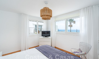 Mediterrane villa te koop met eigentijds interieur en frontaal zeezicht in een gated strandurbanisatie van Estepona 55819 