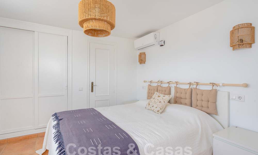 Mediterrane villa te koop met eigentijds interieur en frontaal zeezicht in een gated strandurbanisatie van Estepona 55820