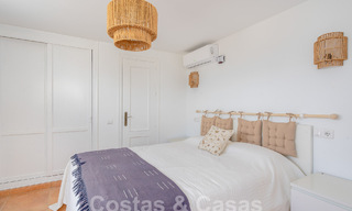 Mediterrane villa te koop met eigentijds interieur en frontaal zeezicht in een gated strandurbanisatie van Estepona 55820 