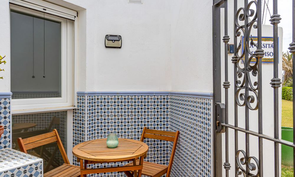 Mediterrane villa te koop met eigentijds interieur en frontaal zeezicht in een gated strandurbanisatie van Estepona 55821