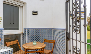 Mediterrane villa te koop met eigentijds interieur en frontaal zeezicht in een gated strandurbanisatie van Estepona 55821 