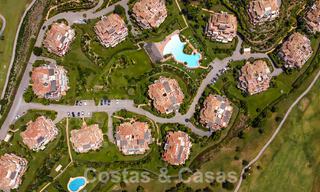 Ruime luxe appartementen te koop in een gated complex omringd door de golfbaan in Marbella - Benahavis 55996 